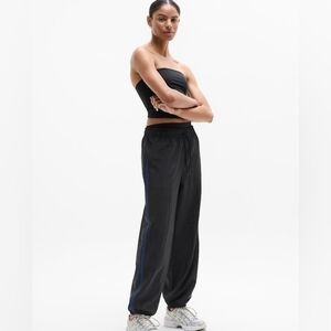 BN Athleta black Daybreak parachute jogger pants